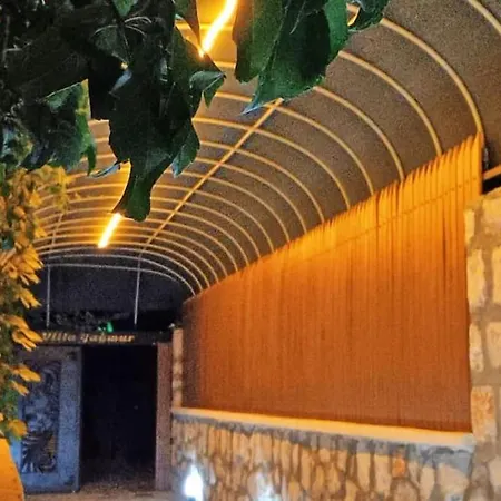 Doğa ıçerisinde Lüks Madeline Kaş